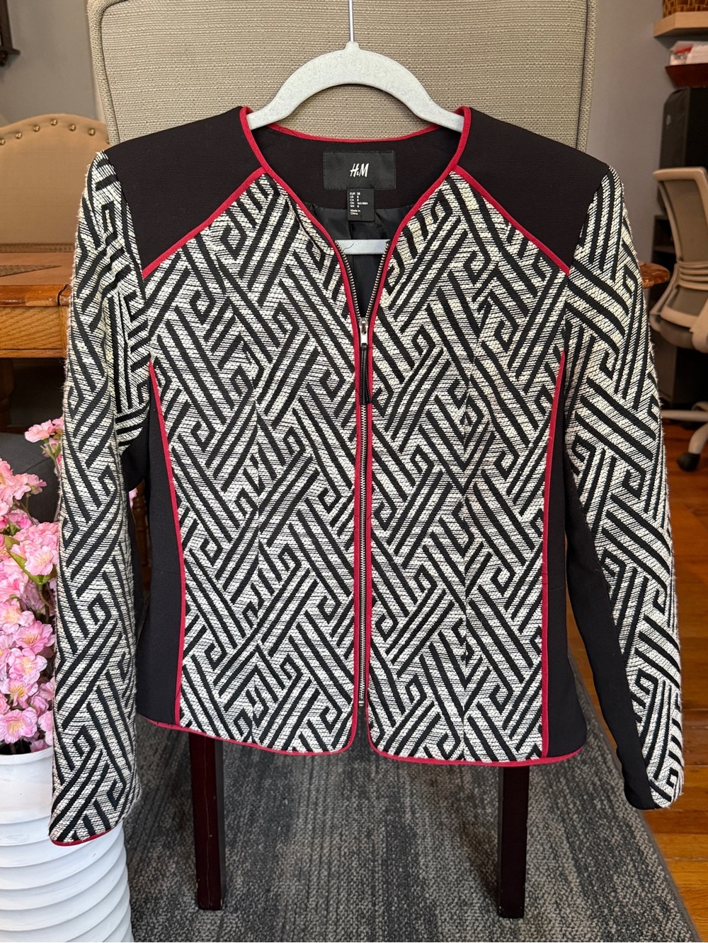 H&M Geometric Zip Jacket in Black & White Size 6 Like New